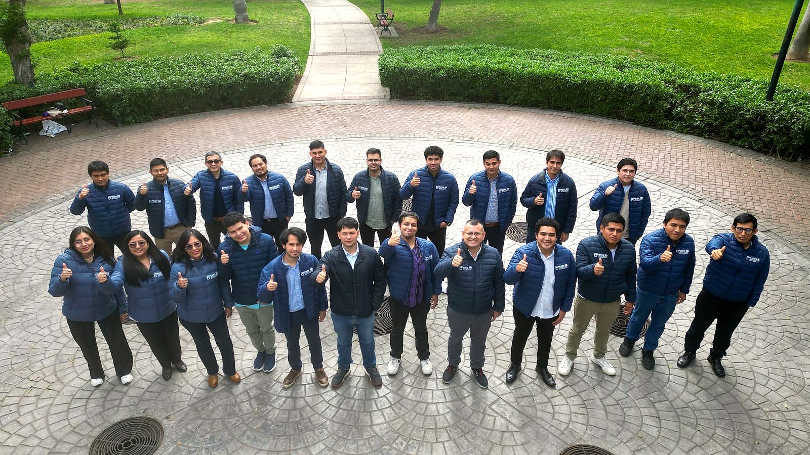Equipo de Master Job Perú reunido frente a los banners de la empresa.
